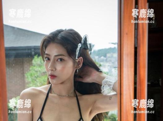 夏天就该这样！G.su(全智秀)原图书带春光乍泄的感觉。