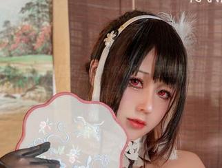 KANEKO咔喵的狐狸巫女，图片中那双眼睛在默默说：来吧，福利时间到！