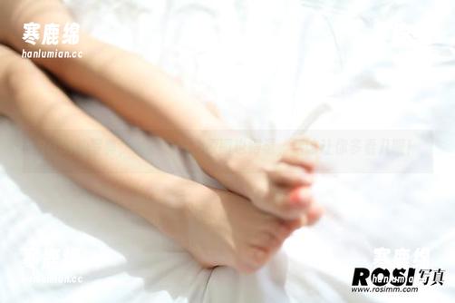 ROSI的写真，丝袜之外，原图也得瑟，活该让你多看几眼！