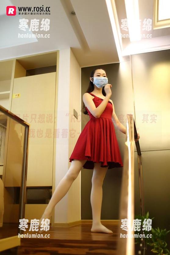图片只想说：“ROSI的蕾丝底裤，其实我也是看着它一边在犯花痴！”
