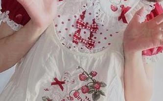 吊带作为基调，Sayako＿今年4岁的美图分享让人肆意遐想，真不错啊！