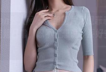 Xiuren秀人网 – 一组照片展现菲菲吃不胖的空姐日常，忍不住想说“系好安全带”。