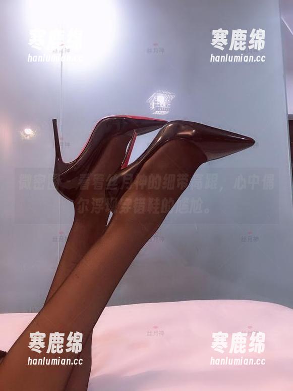 丝月神 微密圈 - 看着丝月神的细带高跟,心中偶尔浮现穿错鞋的尴尬。