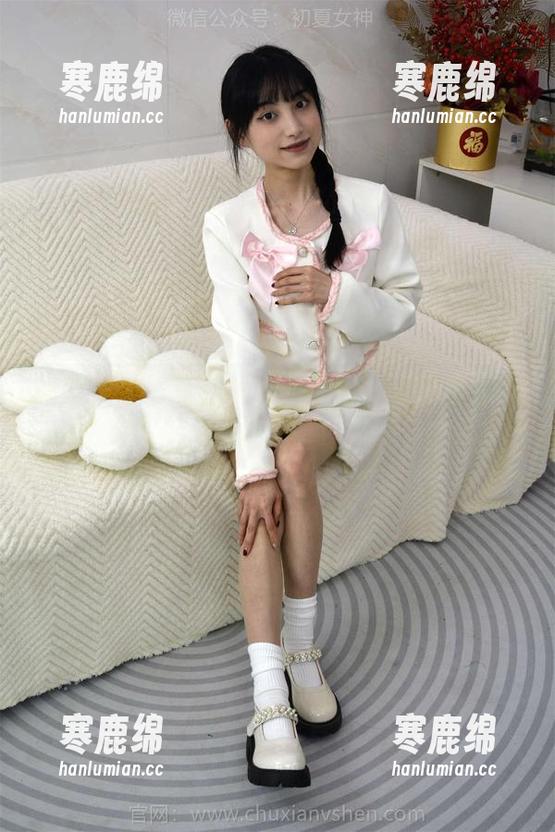 初夏女神 - 依依的双人拿宅，套图里还有隐藏的零食？