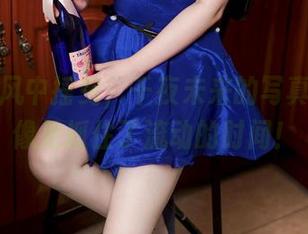白裙在风中摇曳，千夜未来的写真分享就像是抓住了流动的时间！