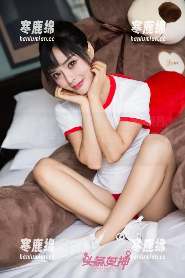 头条女神 - 易阳的“回家的诱惑”美图，每一张照片都在说：“回来吧，家里的沙发等你！”