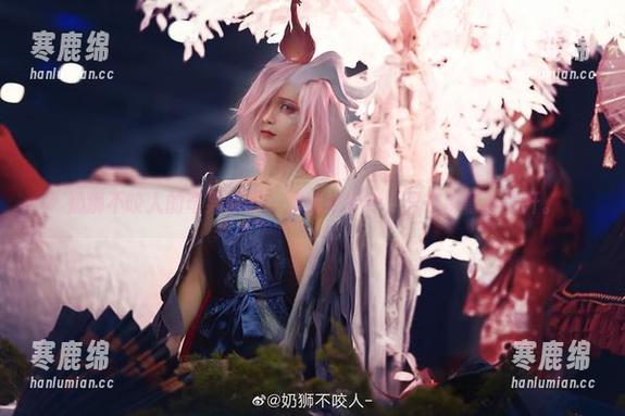 奶狮不咬人 奶狮不咬人的奇异旅程:嫦娥如梦令,只在屏幕前盛开。