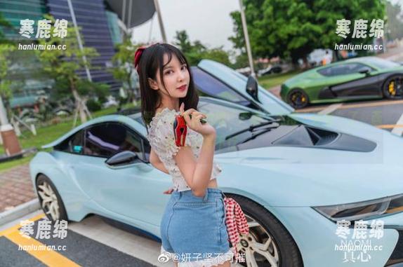 这组职业装cos，妍子坚不可摧真的把“严谨”变得“好看”了，画面高清得不行