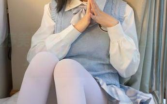少女秩序美图大放送：看！白丝学妹优雅地踢掉自己的拖鞋！