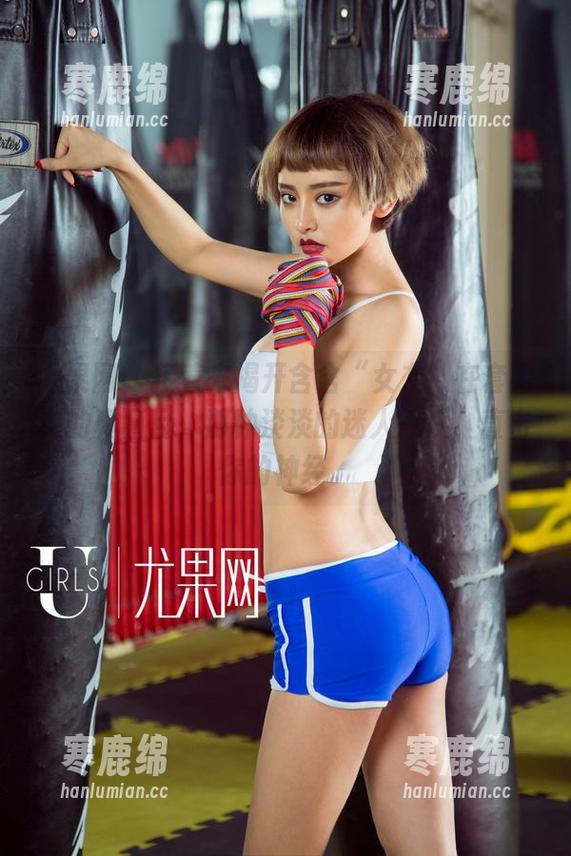 尤果网 - 接着来揭开含含“女友”在套图中的真面目，那种淡淡的迷人气质，直击你的神经。