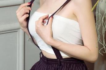 尤果网 – 若涵的美脚免费合集，脚步轻快，连路过的小狗都留了个神！