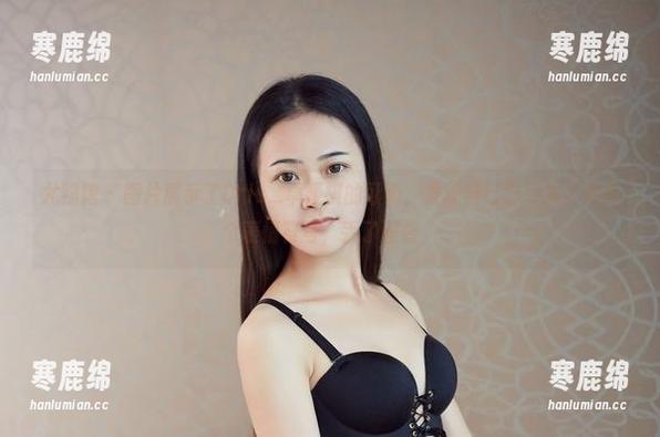 尤物馆 - 图片展示了Cris_卓娅祺的可爱，发现自己已经加了很多个表情符号，丢了理智。