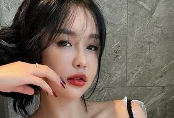微密圈 – 张鑫baby的美脚写真，又娇又俏，你能抵挡得了吗？