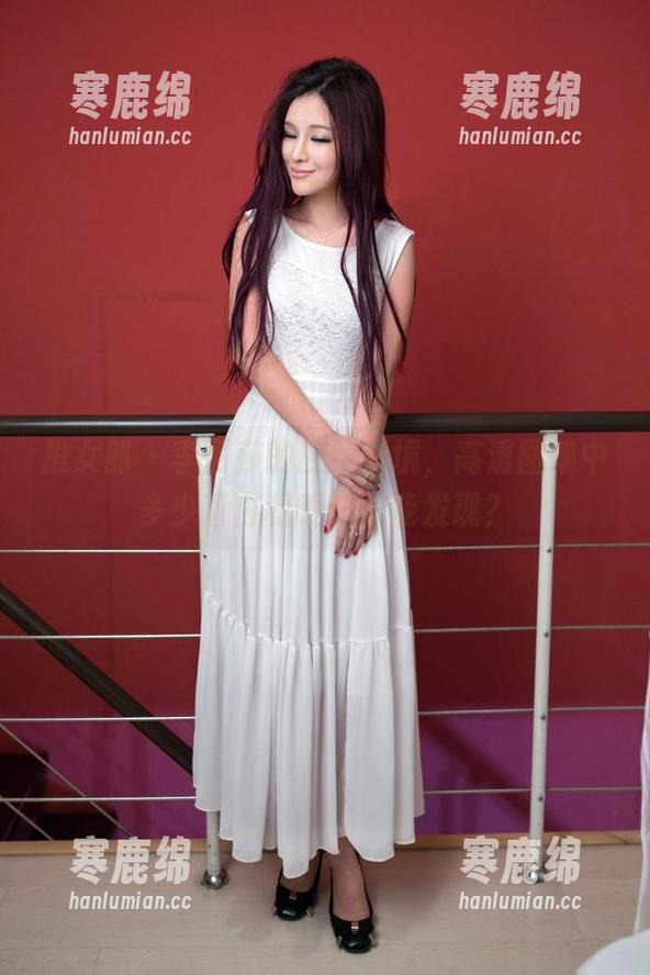 推女郎 - 李丽莎的厨房情境，高清图集中多少直白和暧昧你能发现？