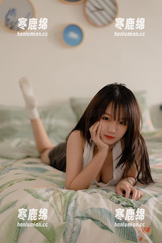 跟着柒柒不可爱的竞技水着，狂野的原图像是在开水上派对，我就想问有多湿？