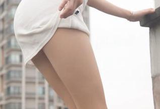 梦丝女神 – 假日餐厅里的苏柔：私拍与美味的完美邂逅！