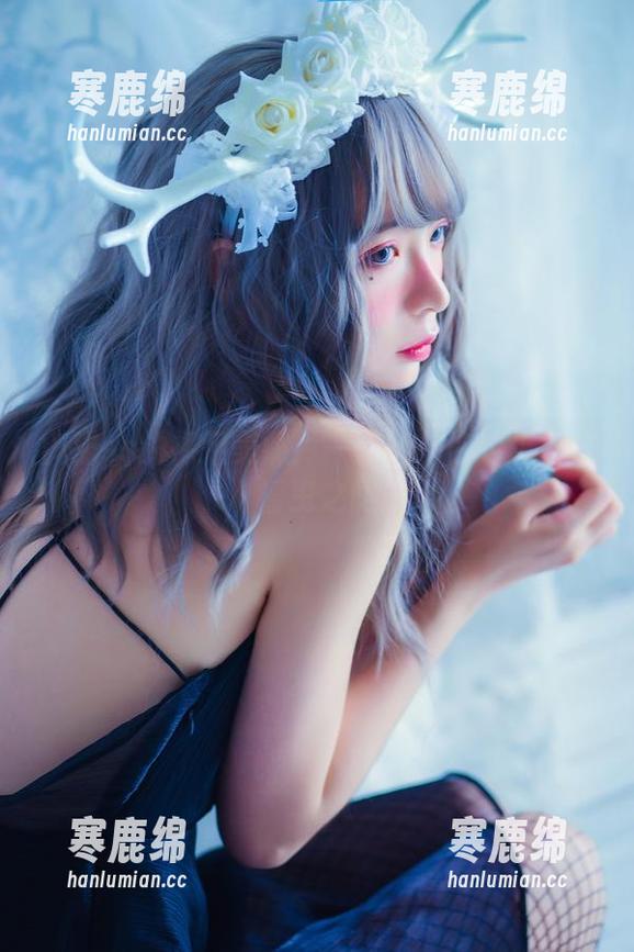 疯猫ss的裸足美照：一脚踏入你的想象与摇曳之间