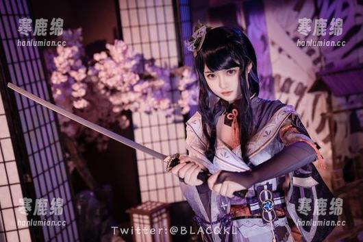 在白莉爱吃巧克力的镜头下，霞沢美游的原图福利妙不可言！