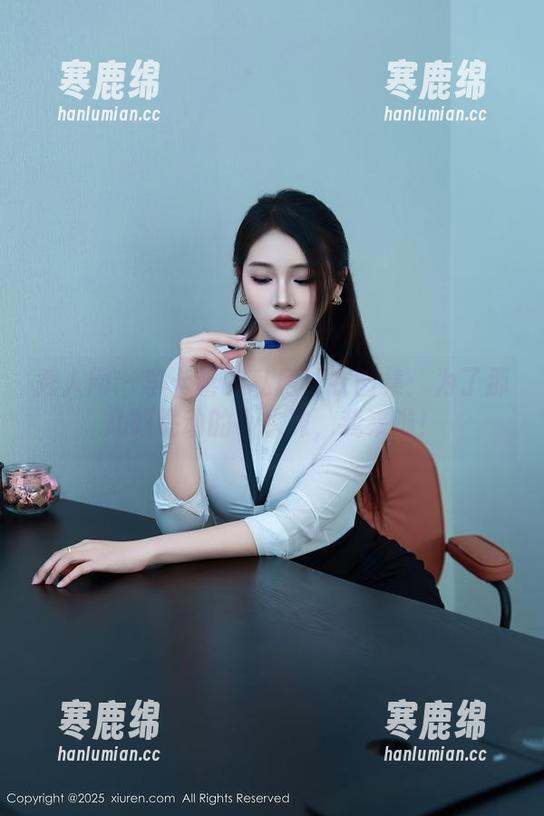 秀人网 - 李七喜的私房泳衣图集：为了那几颗跳动的小水珠，我来啦！