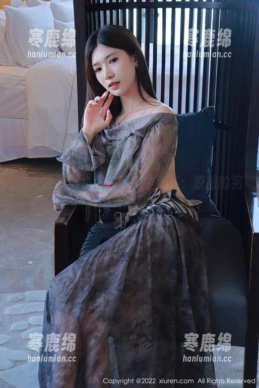 秀人网 - 萌白酱在黑色中游荡：原图的另一种缩影