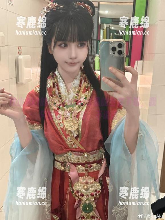 秋山AkI的mirror彩云惹的全套下载，我只想默默看着，不说话。