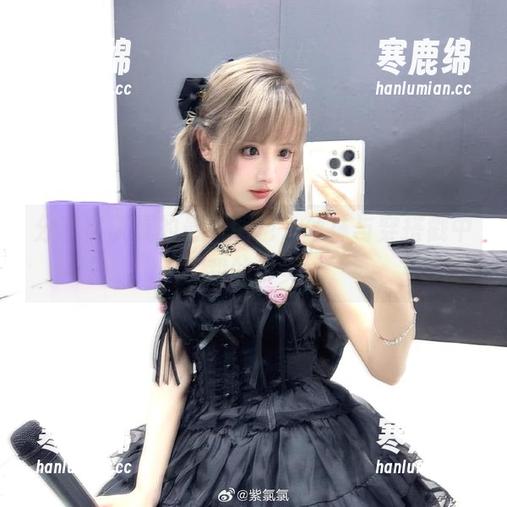 分享紫氯氯的最新图包，丝袜与穿搭戳中了我的审美。
