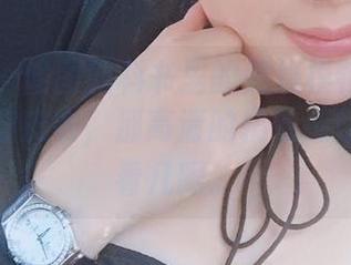微密圈 – 修图教科书里的超级模特：紫色哒豚豚穿皮衣，那高清的精致感让人想多看几眼。