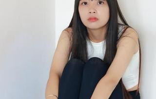 绮梦摄影 – Yu的私拍又来了，裤里丝意外撞击，略带挑衅。