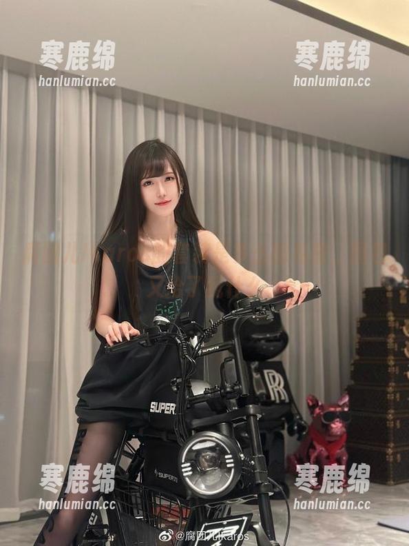 腐团儿Ikaros的套装是多么的私密，图包又给了我什么