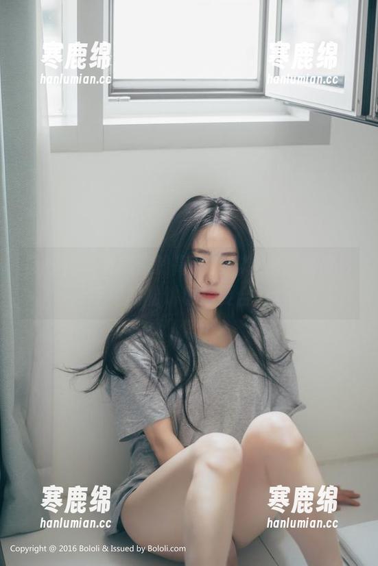 菠萝社 - 夏美酱的高清网袜录像：抱歉，手中的松饼也想要合影。