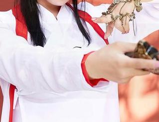 蜜桃社 – 当萌美Moemi穿上和服，照片变得像壁纸一样美丽，但别傻傻都把她当背景哦