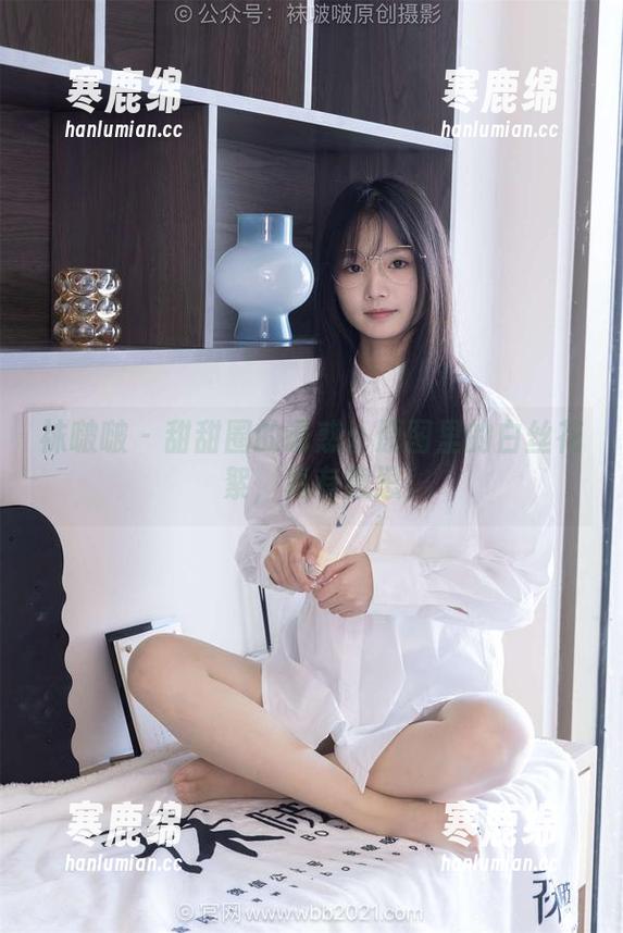 袜啵啵-甜甜圈 袜啵啵 - 甜甜圈的诱惑:原图里的白丝花絮,真有意思