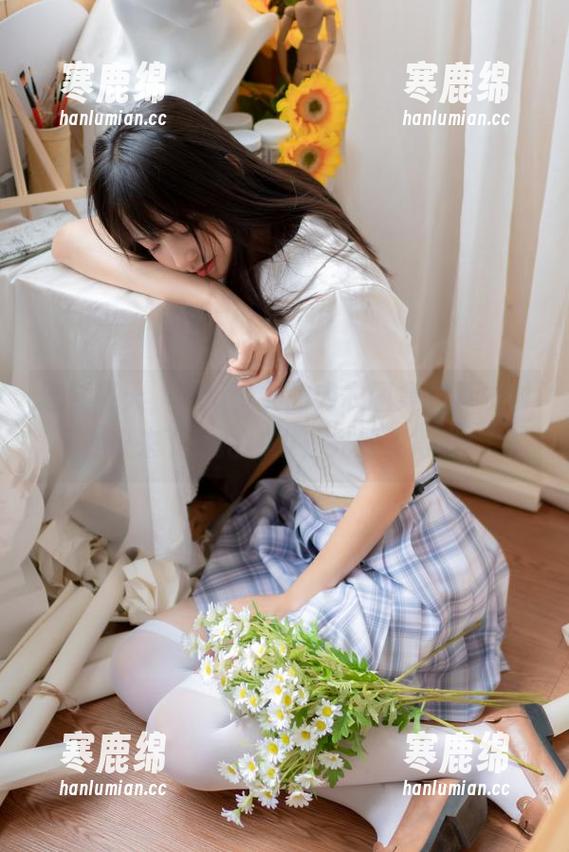 这个夏天，西瓜少女的内衣图集弹幕发射，快来下载抢沙发，先到先得啦！