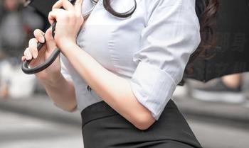 各种细节一探究竟，香草喵露露那身黑红内衣裙的图片，似乎透露出些许玄机，让人陷入思考…