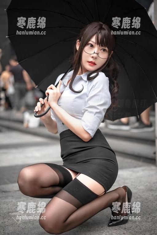 各种细节一探究竟，香草喵露露那身黑红内衣裙的图片，似乎透露出些许玄机，让人陷入思考…