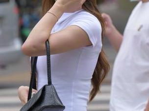 魔镜街拍 – 白色吊带连衣裙和黑丝美腿图片合集，婷婷这波操作，真让人捧心