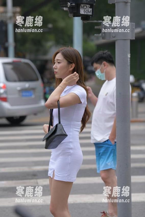 魔镜街拍 - 白色吊带连衣裙和黑丝美腿图片合集，婷婷这波操作，真让人捧心