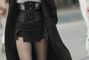 魔镜街拍 – 萌宝儿的写真神奇一幕：在商业广场与哈哈镜的包臀裙肉丝亲密接触