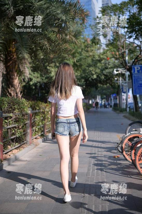红裙舞动，魔镜街拍带你看不一样的美图，记得闭上嘴欣赏！