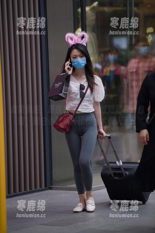 魔镜街拍：原图教你如何通过短裙提升自信，嫩白小姐姐的比例也太惊人了！