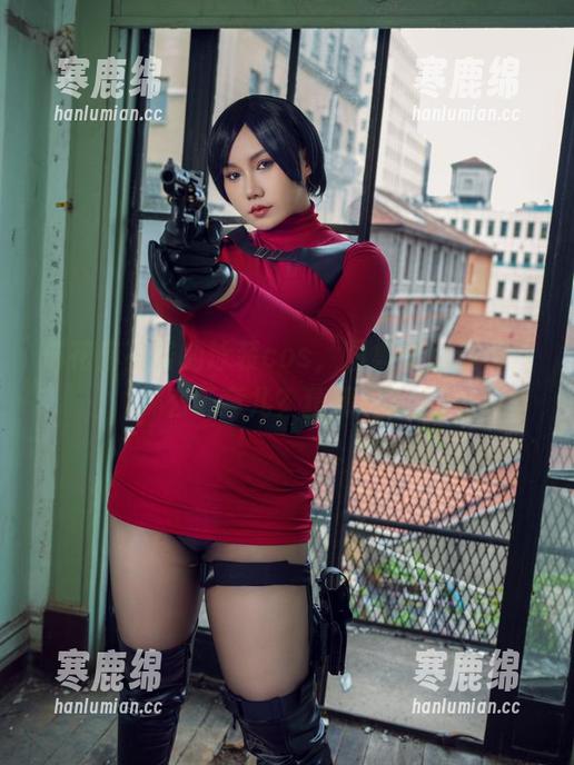 麻花麻花酱的泳装cos，图集里都藏着什么玩意儿？猜猜看？